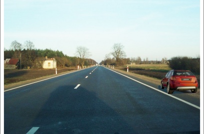 Ar leidžiama automobiliui sustoti parodytoje situacijoje, jeigu nėra kelio ženklų, draudžiančių sustojimą?