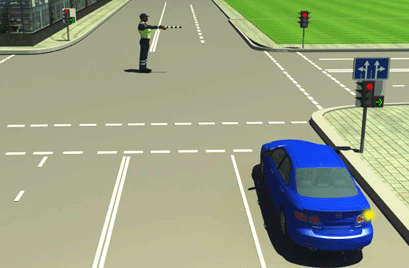 Ar leidžiama automobilio vairuotojui pasukti į dešinę parodytoje situacijoje?