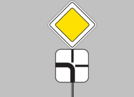 Į ką būtina atkreipti dėmesį pamačius šiuos kelio ženklus nereguliuojamoje sankryžoje?