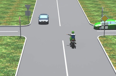 Kelintas, eilės tvarka, motociklas važiuos per sankryžą?