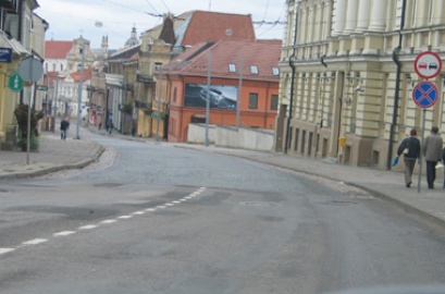 Kurias transporto priemones negalite lenkti šio ženklo galiojimo zonoje?