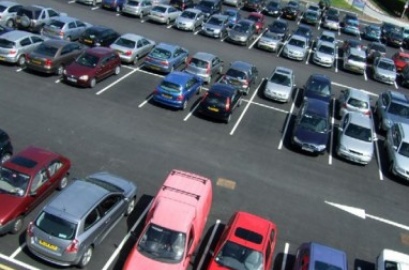 Kokiu didžiausiu greičiu transporto priemonėms leidžiama važiuoti stovėjimo aikštelėse?