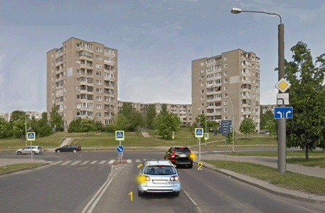 Kurią juostą gali užimti „1“ automobilis, pasukęs sankryžoje į kairę?