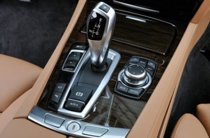 Kaip galite sutaupyti degalų, važinėdami automobiliu su automatine pavarų dėže?