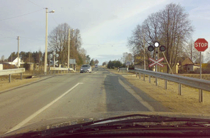 Jūs artėjate prie geležinkelio pervažos, kurioje mirksi baltas šviesoforo signalas. jūsų veiksmai?