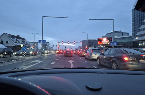 Ką reikėtų daryti šioje situacijoje, jei sankryžoje Jums reikia pasukti į kairę?