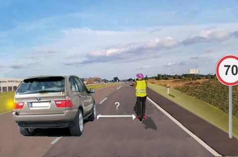 Ar jums leidžiama aplenkti elektrinės mikrojūdumo priemonės vairuotoją, jeigu jūsų automobilio greitis didesnis kaip 50 km/h?