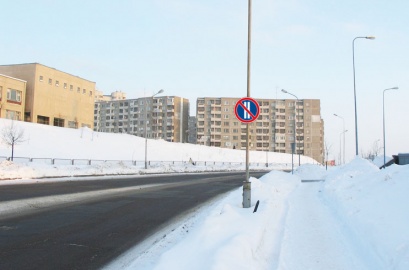 Kada leidžiama stovėti automobiliui šio ženklo galiojimo zonoje?