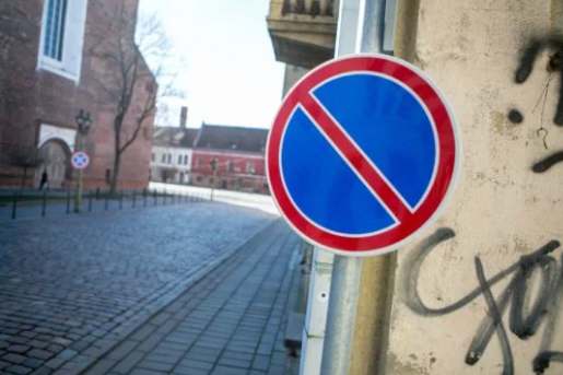 Kurioms transporto priemonėms Stovėti draudžiama ženklo reikalavimai netaikomi?