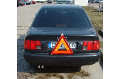 Apie ką informuoja pritvirtintas automobilyje avarinio sustojimo ženklas?